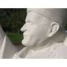 John Paul II (1920-2005) – white colour, 130 cm. (Gros plan sur le profil gauche du visage)