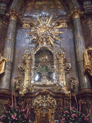 L'autel de la statue de l'Enfant Jésus de Prague