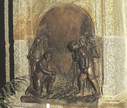 Bas relief de la découverte de la statue de sainte Anne