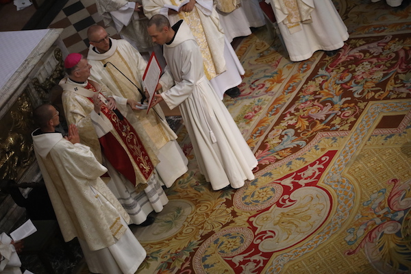 Moment solennel : l'évêque bénit le nouvel Abbé