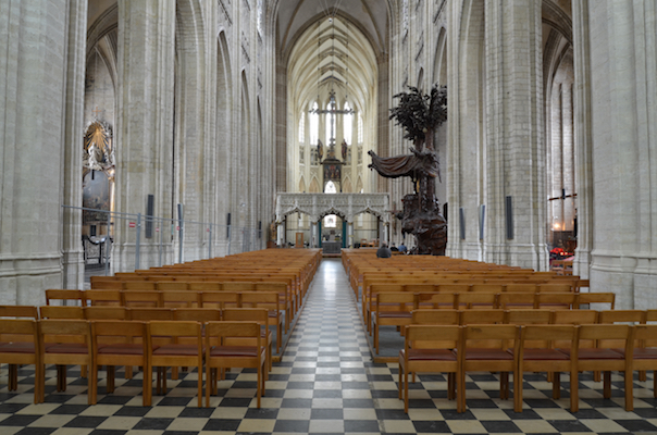 La nef de la collégiale de Louvain avec le jubé