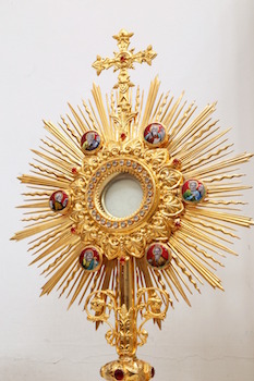 Jésus eucharistie et ostensoir