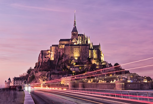 Le mont Saint-Michel dans l'obscurité