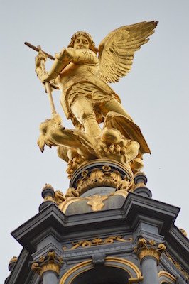 Statue de saint Michel