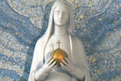 La statue de la Vierge Miraculeuse au globe