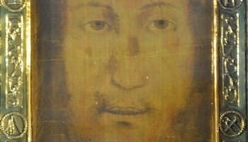 Le visage de Jésus à travers le voile de Manoppello